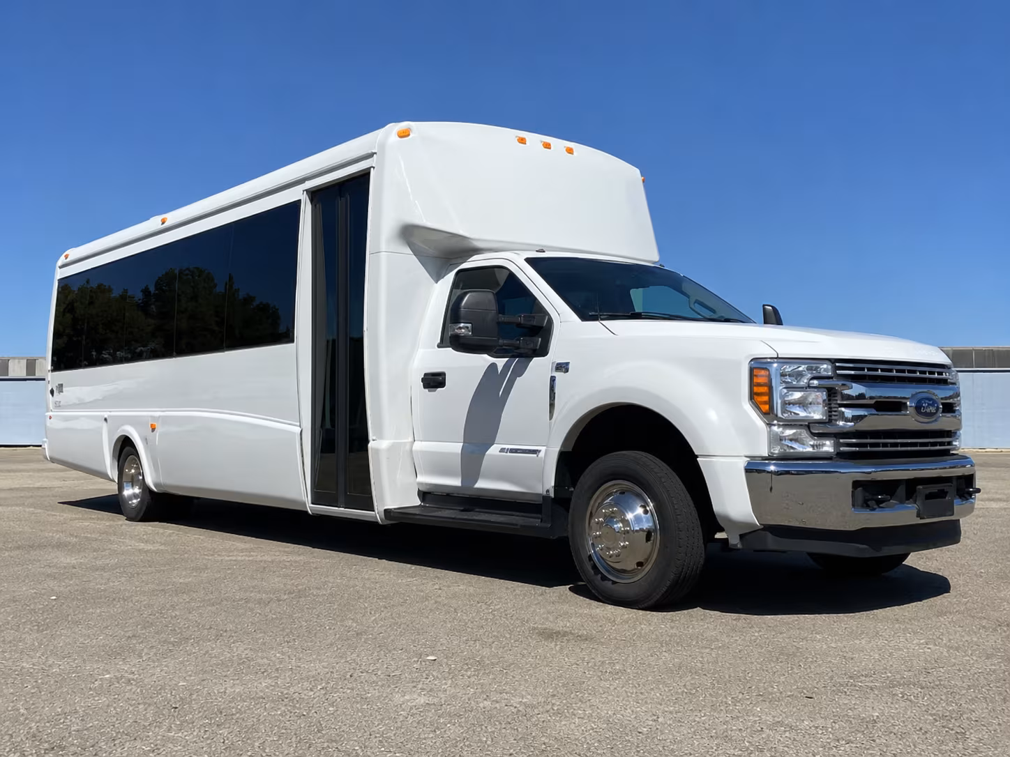 minibus rentals for smaller prom groups at wyandotte harmon and turner